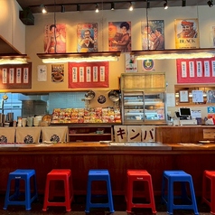 サク飲み・ちょい飲みやデートにオススメ♪酒場感あふれるカウンター席の正面にはびっしりと逸品メニューが貼られています！！