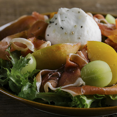 ブッラータとハモンセラーノのフルーツサラダ