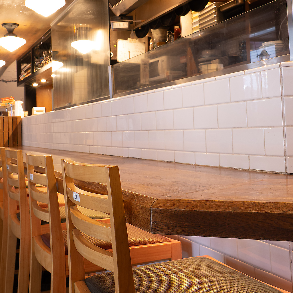 おひとり様大歓迎♪カウンター席はお仕事終わりのサク飲みにもぴったり