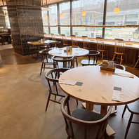 どの席も広々。空間は広く、安心してご利用できます