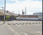 【35台の駐車スペース】最大35台の駐車可能な駐車場完備。安心してお車でご来店ください。