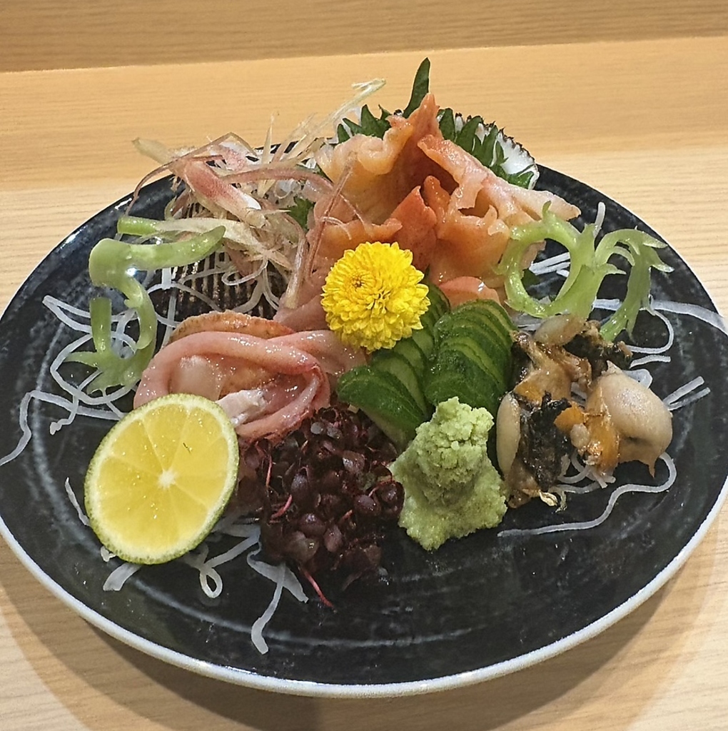 赤貝や生姜などの薬味が彩りを添える、鮮度抜群な磯の香り豊かなお造りを心ゆくまで堪能できます。