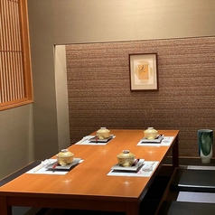 接待向き個室【掘りごたつ席】2名様から4名様向けの、和モダンな雰囲気が漂う掘りごたつ式の完全個室をご用意しております。洗練されたインテリアが配置された空間は、お仲間でのお食事はもちろん、大切な接待でのご利用にもぴったりです。ゆったりとした時間の流れを感じながら、絶品料理とお酒をご堪能いただけます。