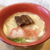 スタッフの元気な声と笑顔が飛び交う温かい店内。お一人様のサク飲みからグループ利用まで居心地抜群♪