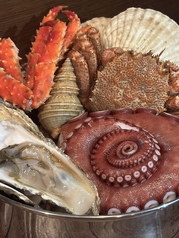 海鮮ビュッフェはカニや牡蠣、ホタテやタコのせいろ蒸しの写真