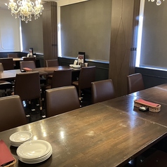 4名様用のテーブル×10卓ございます。