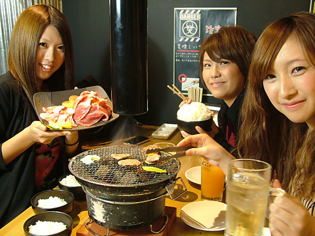 みんなで網を囲んで、わいわい飲み会！仲も深まる♪今日の飲み会は『原価市場』で決まり☆
