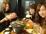 みんなで網を囲んで、わいわい飲み会！仲も深まる♪今日の飲み会は『原価市場』で決まり☆