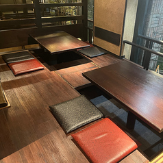 【2～8名様向け】ゆっくりとお過ごしいただける掘りごたつになっています。名物「正直塩つくね」「無敵ハツユッケ」や、鶏料理を多数ご用意しております。