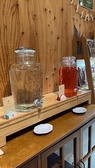 お飲み物などを気軽にご利用いただけるセルフサービスコーナーをご用意しております。お客様それぞれのペースで自由にご利用いただけますので、お食事中やカフェタイムも気兼ねなく、自分のリズムで快適な時間をお過ごしいただけます。気楽にお過ごしいただきたい方に最適です。