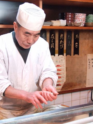 創業50年以上の老舗のお寿司屋さん。職人が丁寧に握る寿司が楽しめます。