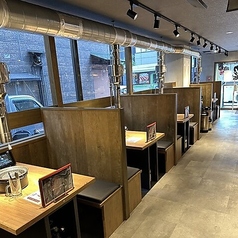 1階にはテーブル席をご用意。広々とした落ち着いた空間でお食事をお楽しみいただけます。ご家族でのお食事や、お仲間との飲み会、各種宴会など様々なシーンでご利用ください♪