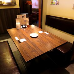 【2名から4名様用テーブル席】仕事帰りにふらっと一杯、仲間との気軽な飲み会にご利用下さい。少人数でゆったりお過ごしいただける空間。名物博多もつ鍋や馬刺しなど本格九州料理と、厳選芋焼酎を囲めば会話も弾みます。日常使いにも、ちょっとした記念日にも。皆様のご来店を心よりお待ちしております。