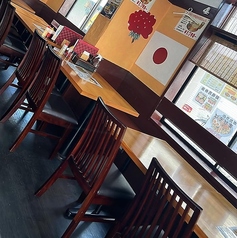 1階のお席は、会話を楽しめるテーブル席と、キッチンが見渡せるカウンター席をご用意。調理の様子が伝わる臨場感あふれる空間で、会社帰りの一杯や打ち上げにも最適です。最大40名様までご利用可能で、20名様からのご宴会にも対応。気の合う仲間とともに、賑やかにも落ち着いても過ごせるひとときをお楽しみください。