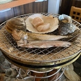 目の前の七輪で炭火焼きをお楽しみいただけます。みんなでワイワイしながらの炭火焼きは楽しいこと間違いなし！ししゃも。はたはた、さざえ、ほたて、ハマグリ、黒毛和牛、京赤地鶏。その他少量の炭火にて焼き上がりの物を保温したりします。