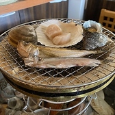 目の前の七輪で炭火焼きをお楽しみいただけます。みんなでワイワイしながらの炭火焼きは楽しいこと間違いなし!ししゃも。はたはた、さざえ、ほたて、ハマグリ、黒毛和牛、京赤地鶏。その他少量の炭火にて焼き上がりの物を保温したりします。