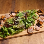 ベイカーズダズンの自慢はサラダも生ハムもアンティパストもこれでもか!?ってくらい盛ってます！