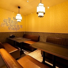 【テーブル半個室：7～10名様】接待や記念日など、特別なひとときに。周りを気にせずプライベートな時間をお過ごしいただける、店内唯一の半個室です。7名様から最大10名様までご利用可能で、大切な方をもてなす接待や会食、ご家族の記念日やお祝い事といった特別なシーンに最適です。