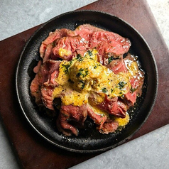 国産牛もも肉のローストビーフ ガーリックオニオンソース