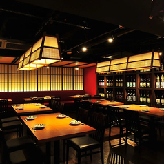 重厚感ある空間のテーブル席。2階テーブル席でございます。重厚感ある空間と豊富な新潟日本酒のディスプレイ。