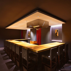 職人の手仕事を目の前で楽しめる臨場感あふれるカウンター席。お一人様やデート、ご夫婦水入らずのお食事に最適です。特別な時間をお約束いたします。