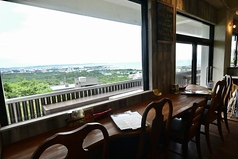 夜は泡瀬地区の夜景を一望できる店内は、カップルでのご利用にもぴったり。ゆったりお洒落な店内でお寛ぎ下さい。2名様からご利用いただけるコースもご用意しているので、記念日にもおすすめです。※カウンター4席