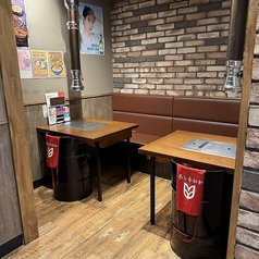 友人や家族で本場の韓国料理を囲むのに最適。広々空間で賑やかなひと時をどうぞ。