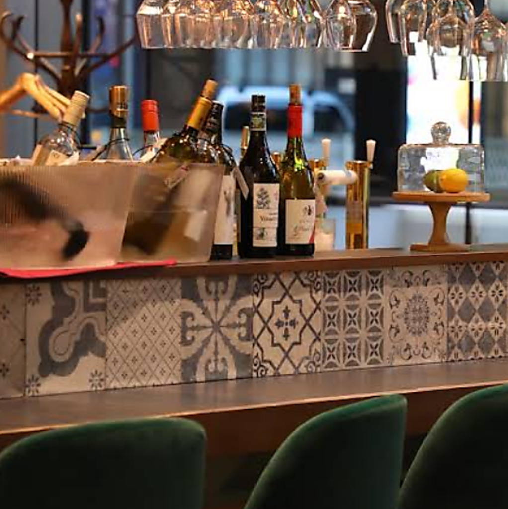 カウンター席はワインやシャンパンが並び、とってもおしゃれな雰囲気です♪グリーンのチェアもGOOD◎