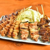 お酒との相性抜群なお料理を豊富にご用意しております! 藁焼き、串焼き、串かつ、寿司など充実のラインナップ◎コスパ抜群なドリンクと一緒にぜひご賞味ください!ご家族とのお食事、宴会、サク飲み、女子会など様々なシーンに♪