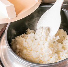 名わき役！牛たんの味と食感を引き立てる、ふっくら羽釜ごはんの写真