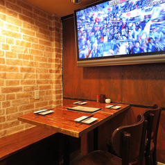 【テーブル席4名様×1】店内には大型テレビも設置してあります！野球やサッカーなどのスポーツ観戦にも最適。ぜひご利用下さい。