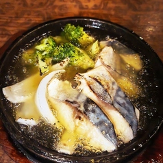 鯖とイカ塩辛のアヒージョ