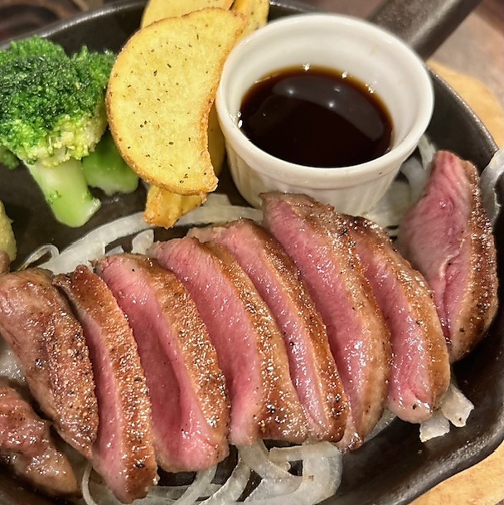 こだわりのタンステーキは店内カット　厚切りでご提供