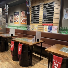 女子会やグループ利用に人気の席。焼肉やチゲを皆でシェアし、ワイワイ楽しめます。