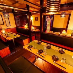 こだわりの店内は、扉付き個室を多数完備！落ち着きある大人の隠れ家空間をご提供致します。各種宴会にオススメの飲み放題付コースは4400円(税込)～ご用意！お手頃価格でご案内いたしますので、肩を張らずご来店ください。デートや接待でのご利用、団体様での歓送迎会、同窓会にもおすすめです。