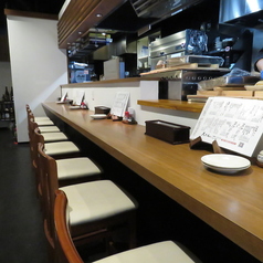 お仕事帰りの一杯や、気ままな一人飲みに最適なカウンター席を8席ご用意◎目の前で天ぷらが揚がる音や、おでんの芳醇な香りを楽しめるのはこの席ならではの醍醐味。スタッフとの会話を楽しんだり、静かに自分の時間を満喫したりと、思い思いの過ごし方が可能です。心地よい活気の中で、至福の時間をお過ごしください。