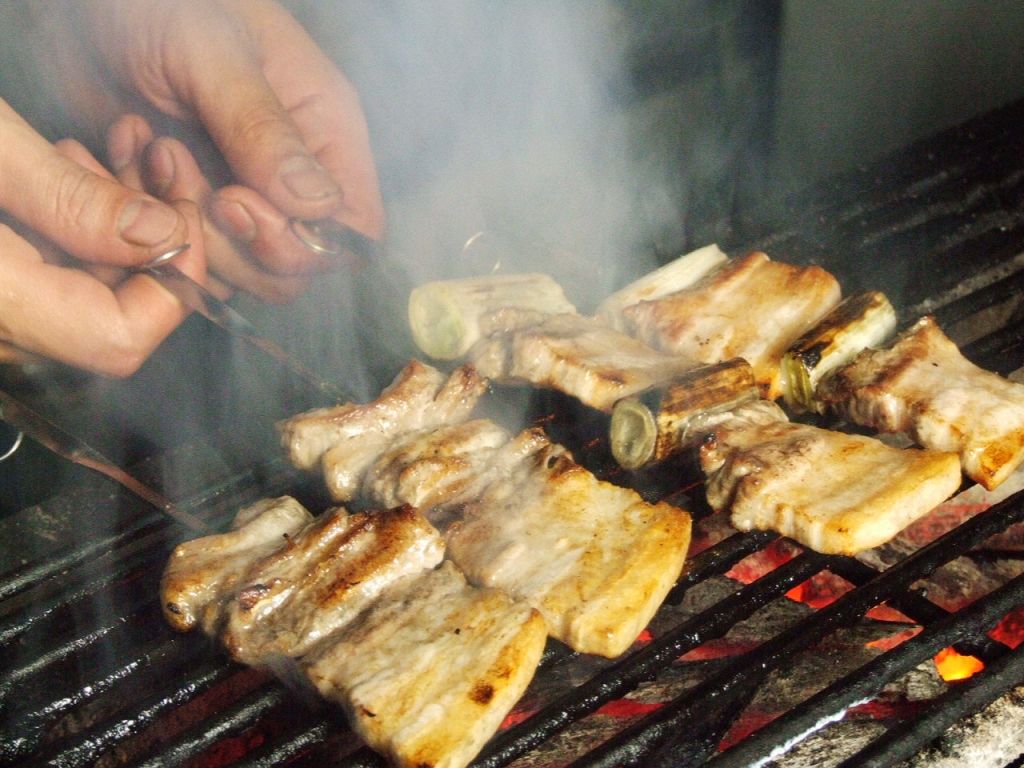 【豚郎】名物！！トンテキは串を打って、備長炭で焼いて…一度食べたらやみつき！！