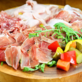 料理メニュー写真&nbsp;生ハム・サラミ3種盛り合わせ　自家製ピクルス　3～4名様用（200ｇ）