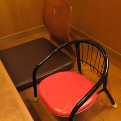 ご家族皆様でお食事を楽しめるよう、専用の子供用チェアをご用意しております。大人と同じ目線でテーブルを囲めるので、お子様もご機嫌に、パパ・ママも安心してお料理を堪能いただけます。掘りごたつや座敷でも安定して使えるタイプを取り揃えておりますので、必要の際はお気軽にスタッフまでお申し付けください。