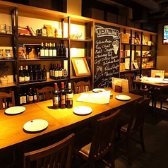 木の温もりに包まれたお洒落な店内。ゆったり寛げるテーブル席は、新横浜駅近くでのランチや女子会、大切な方との記念日など、特別な日のディナーにも最適です。全席禁煙で安心♪
