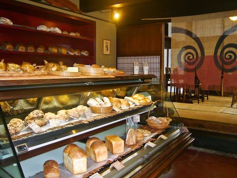 天然酵母を使用し手間をかけて作ったパンは自然を感じられる味。カフェもあるパン店。