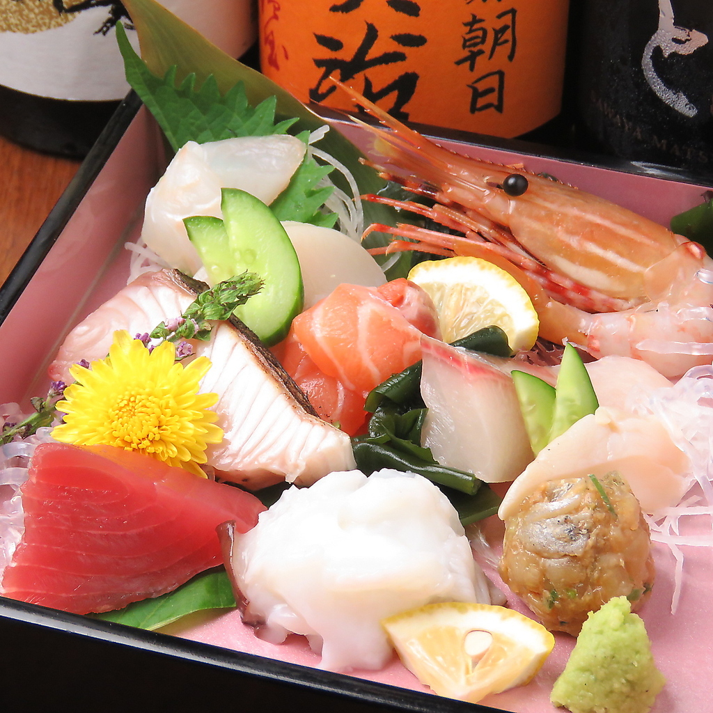 北海道出身の店主による目利きで選ばれた海鮮の造りは、口の中でとろける美味しさと旨みがあります！