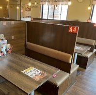 女子会や仕事帰りの一杯など使い勝手抜群なテーブル席