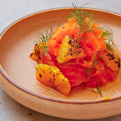 国産サーモンたたき　オレンジと人参のラペ