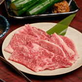 【特別な日のご利用に】大切な方の記念日や誕生日など特別な日のお祝いに最適な空間をご提供いたします。落ち着いた雰囲気の店内はお祝いの席にも心地よく、上質なお肉とお酒を囲んで思い出に残る時間をお過ごしいただけます。お客様のご利用場面に合わせて、飲み放題の時間延長などのご相談も承ります。