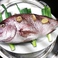 宴会料理の香港式鯛の姿蒸し、下ごしらえ中