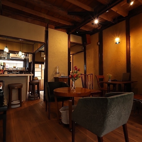 路地の中の静かな音楽喫茶