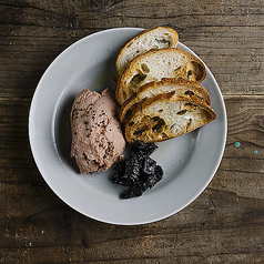 鶏レバーパテ　プルーンとバゲット添え