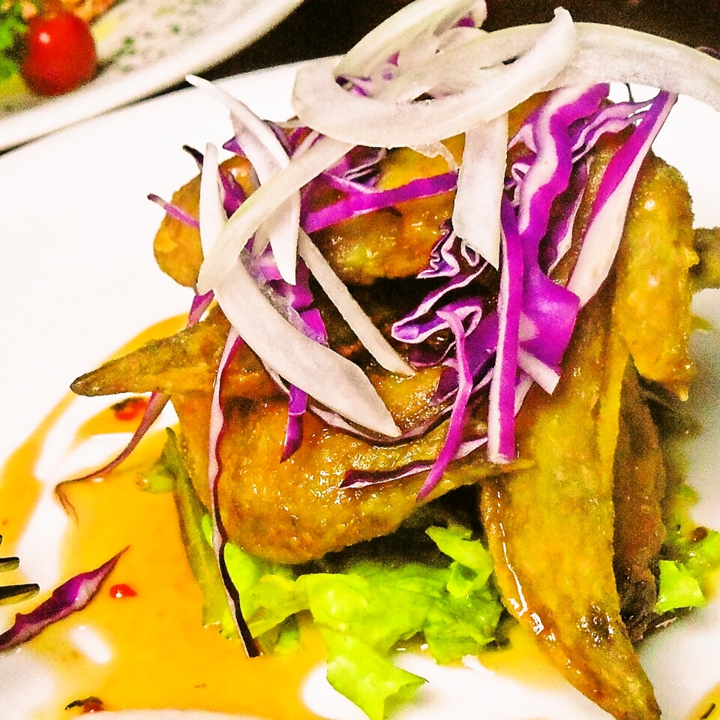 揚げた手羽先に、エスニックソースが、マッチ！甘辛がクセになる絶妙な一品。