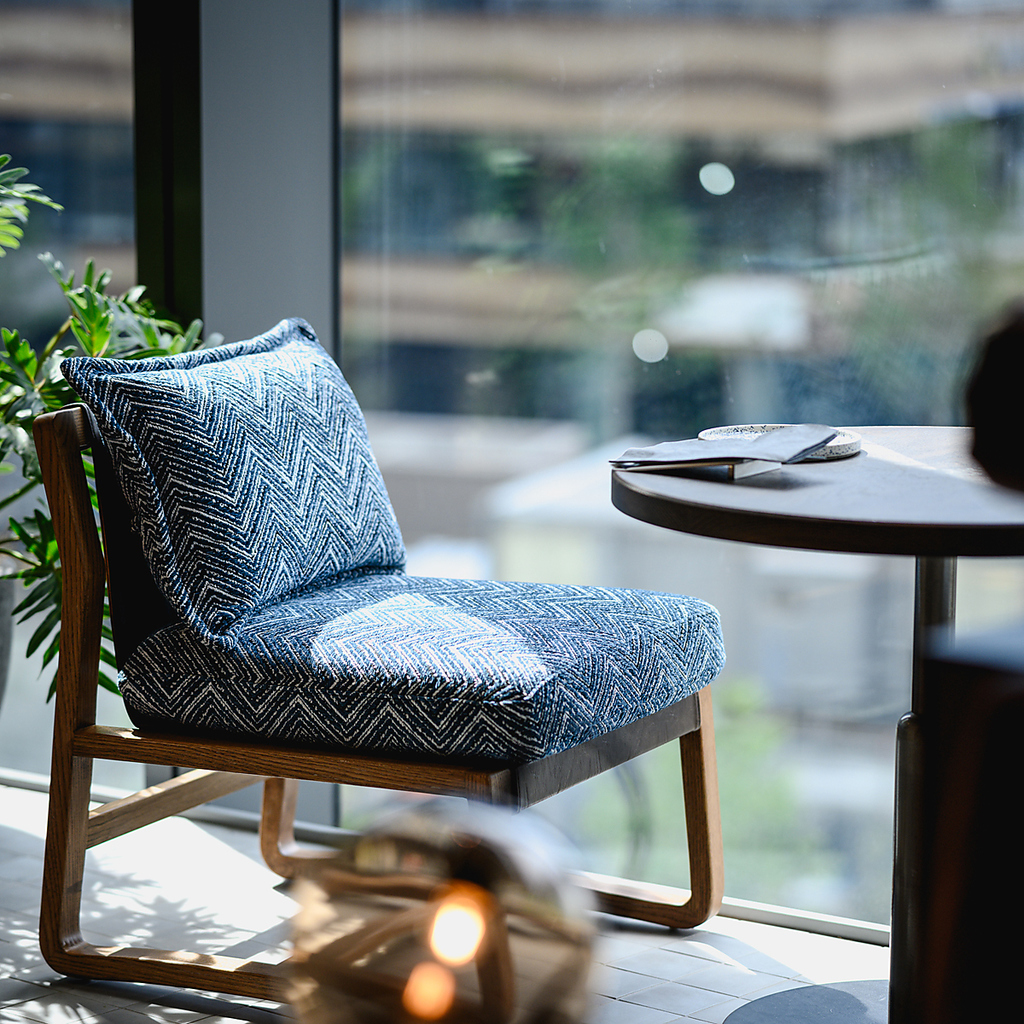 落ち着いた上質な空間でゆっくりお寛ぎいただけます。音と食のエンターテインメントをお楽しみ下さい